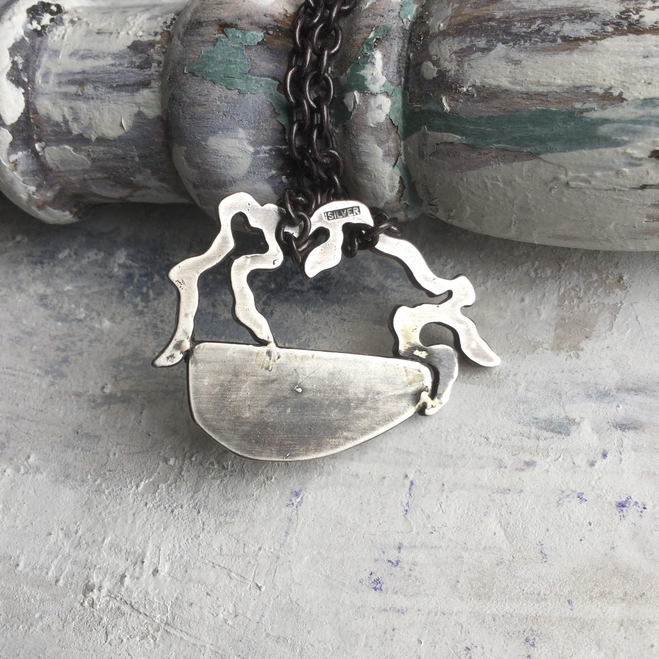 うごめき　琥珀　ネックレス