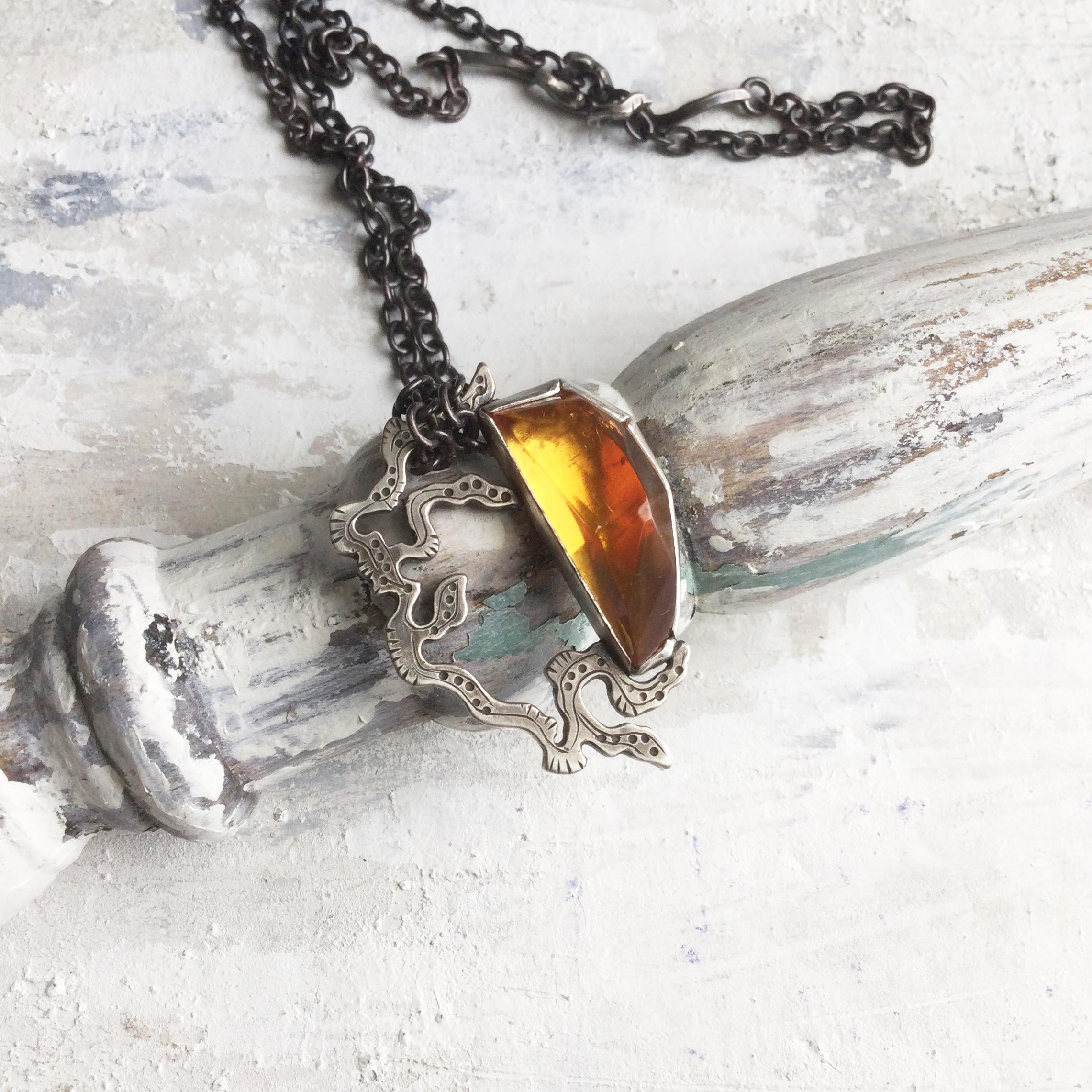 うごめき　琥珀　ネックレス