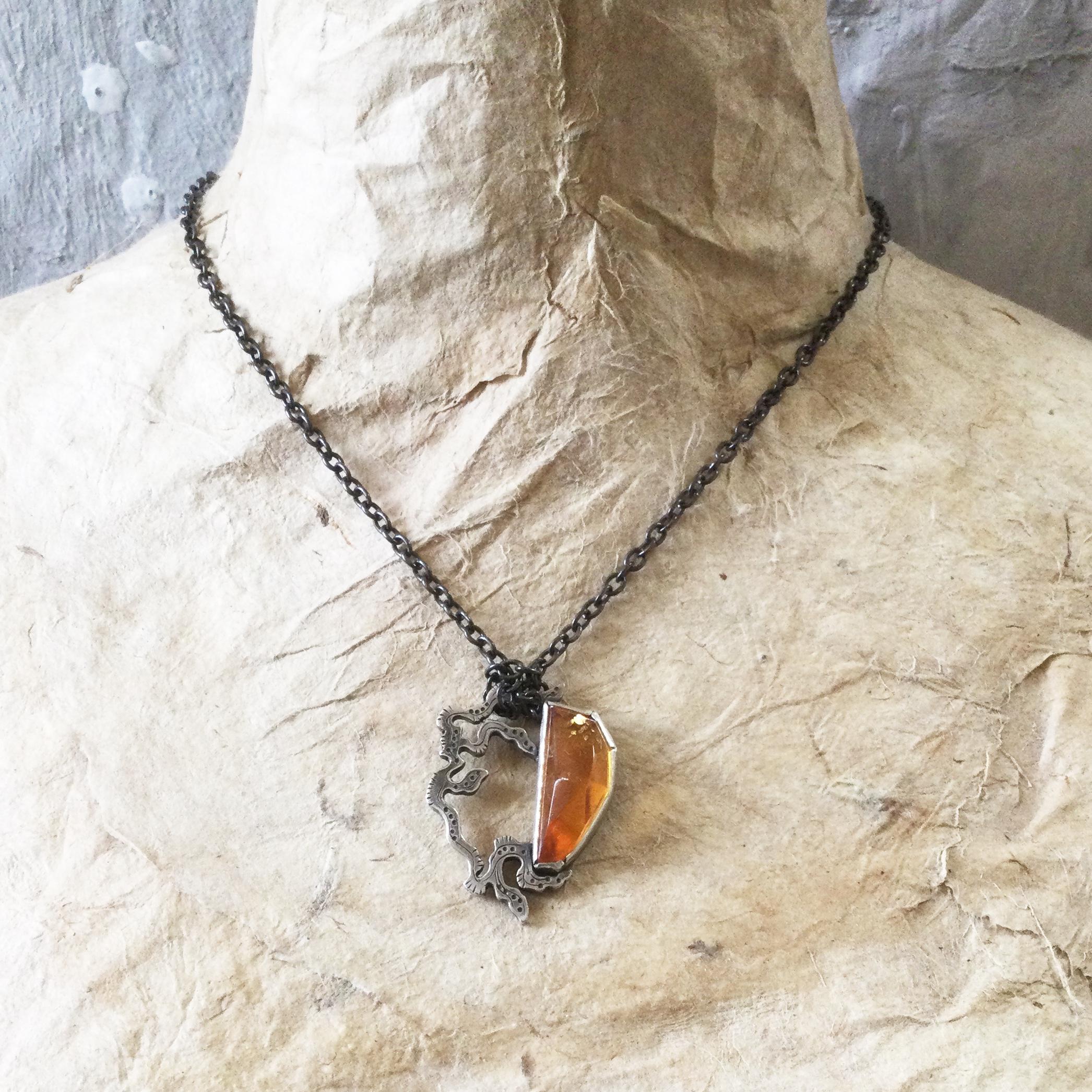 うごめき　琥珀　ネックレス