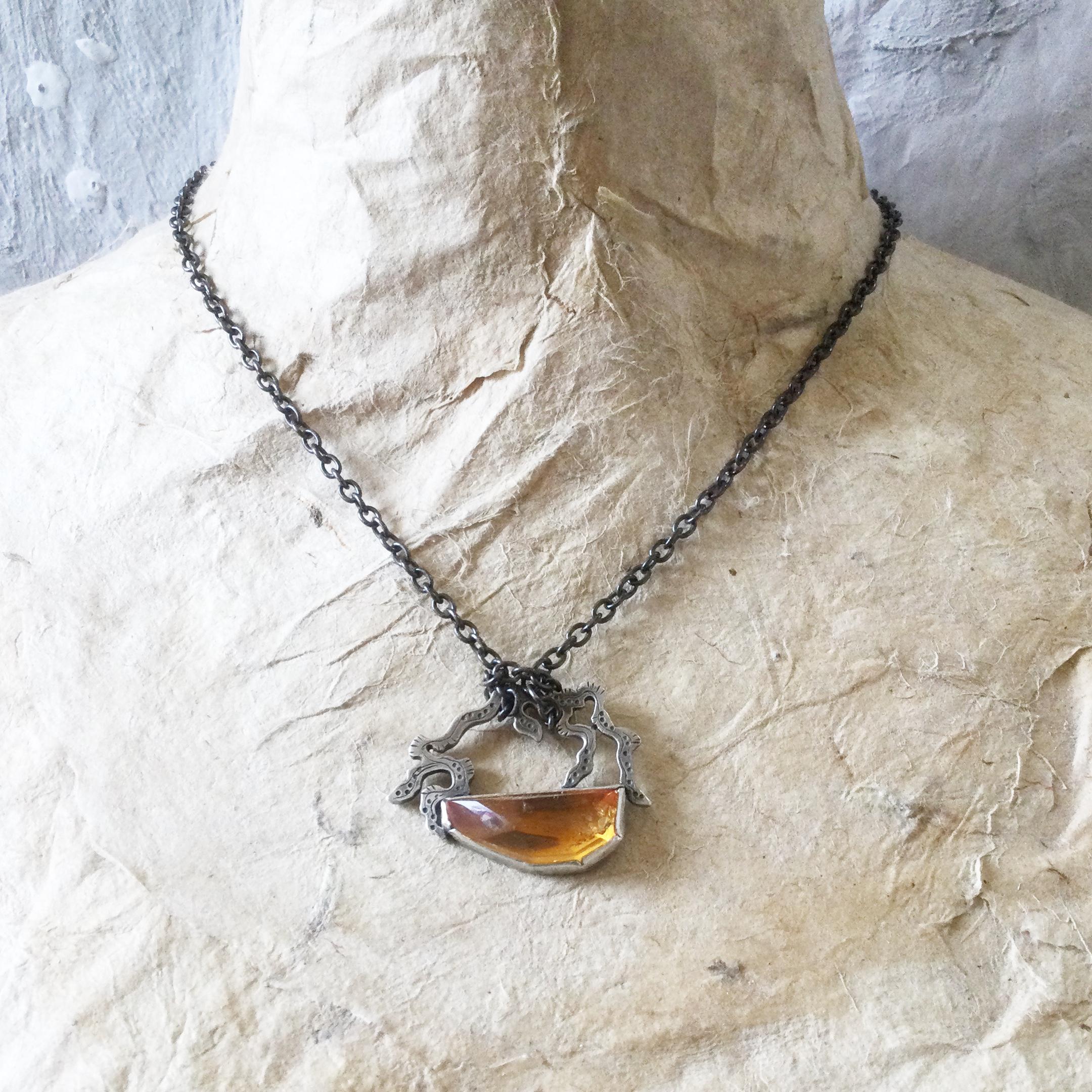 うごめき　琥珀　ネックレス