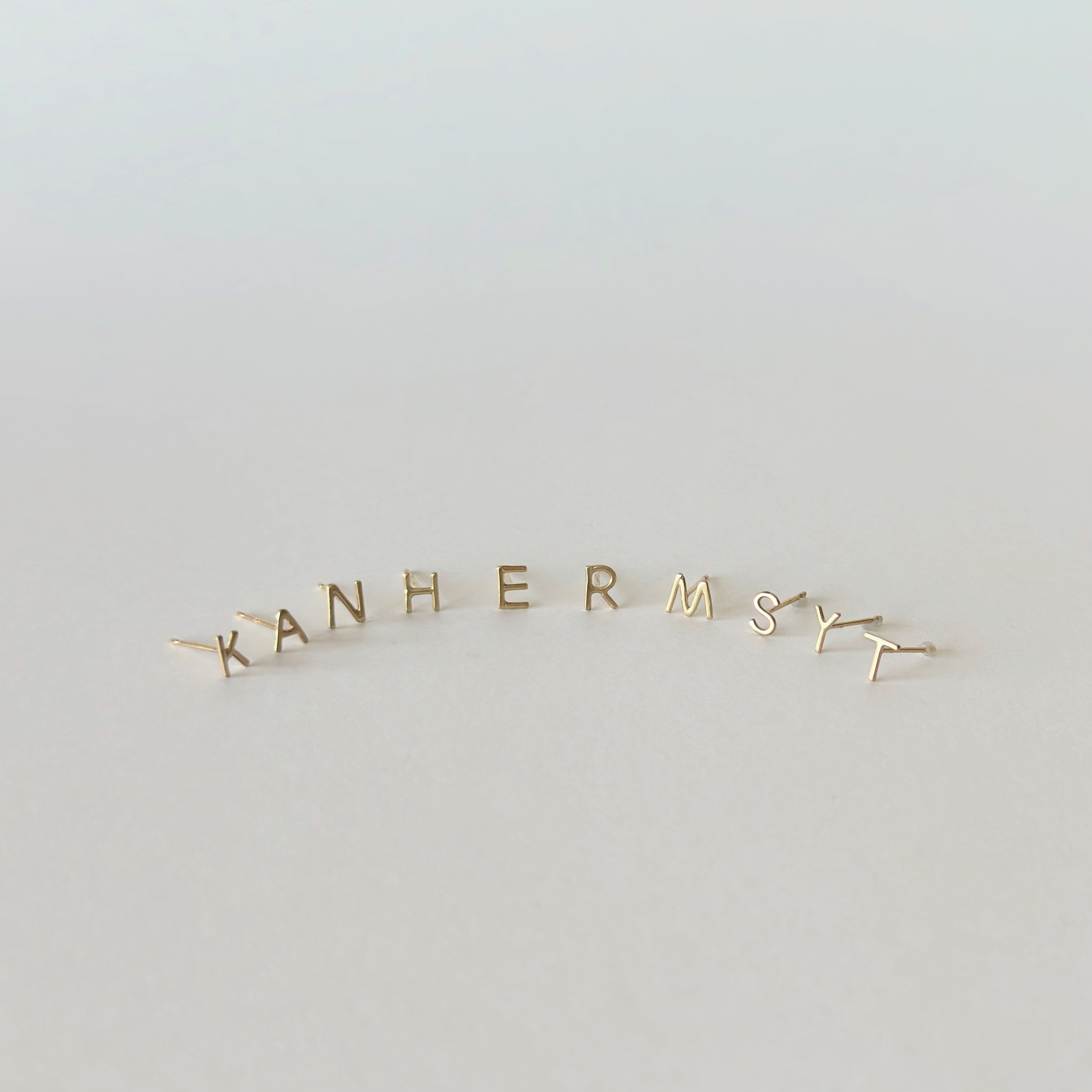 10k イニシャルピアス my letter