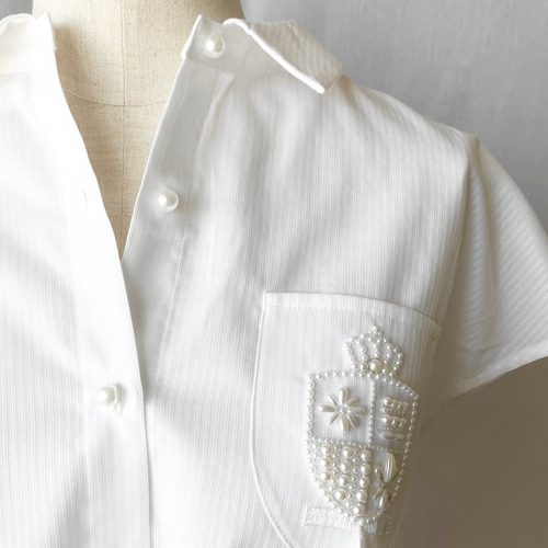 紋章のパール刺繍の白シャツブラウス【フレンチスリーブ(半袖