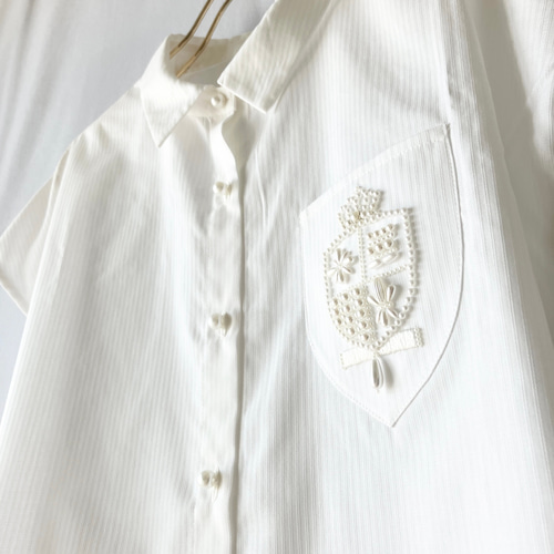 紋章のパール刺繍の白シャツブラウス【フレンチスリーブ(半袖