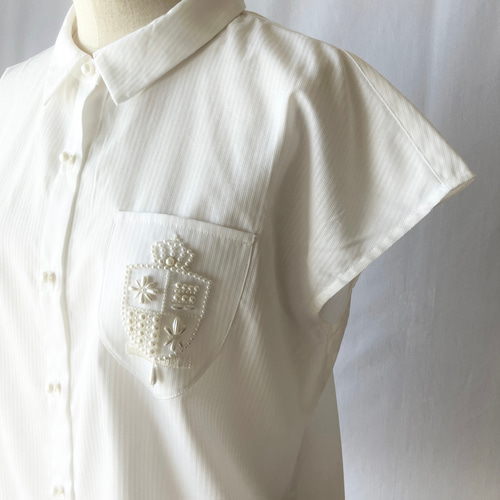 紋章のパール刺繍の白シャツブラウス【フレンチスリーブ(半袖