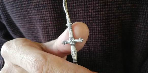 十字頂有劍形設計。美國古董銀湯匙重製項鍊_0749 第9張的照片
