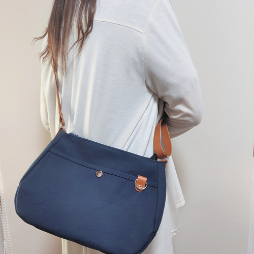 ♡専用♡ マチ広ふりるバッグ　マチ付きポーチ　ショルダー紐　ハンドメイド ♡専用♡ マチ広ふりるバッグ マチ付きポーチ ショルダー紐