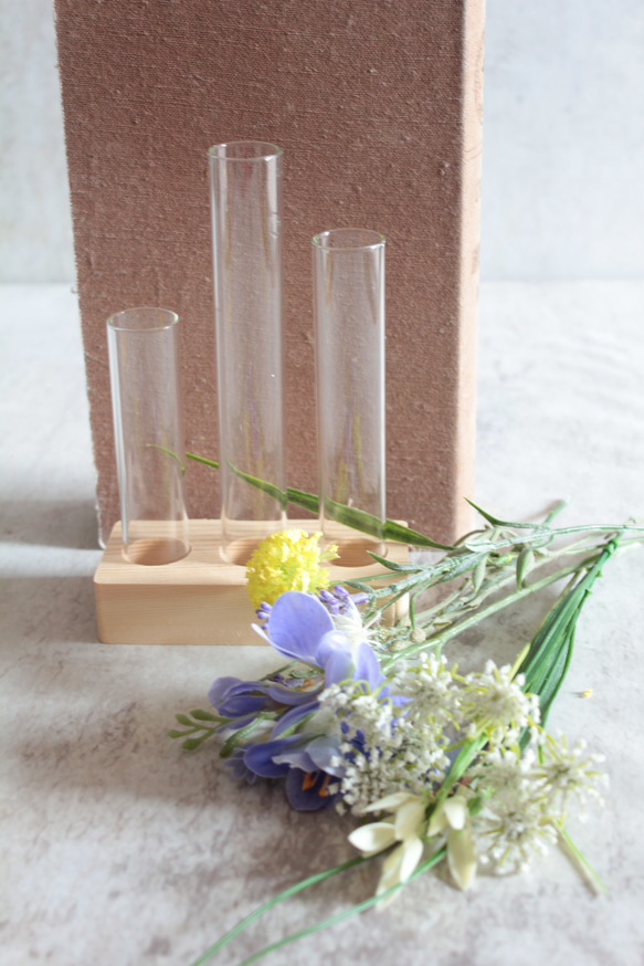 【季節の野草造花付き】木型に3連試験管花瓶のあしらえ 7枚目の画像