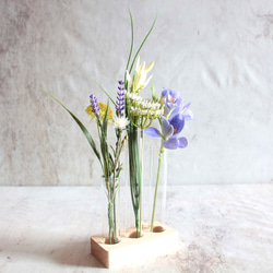 【季節の野草造花付き】木型に3連試験管花瓶のあしらえ 1枚目の画像