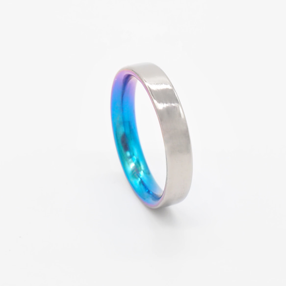 裏で楽しむ　純チタン製 幅4mm グラデーションフラットリング 5枚目の画像
