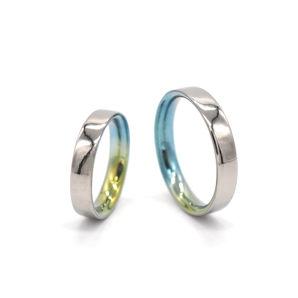 裏で楽しむ　純チタン製 幅4mm グラデーションフラットリング 6枚目の画像