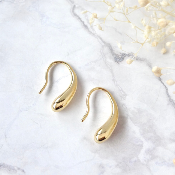 オフィスでも使える定番ピアス！小さなしずく型のピアス（ゴールド/シルバー ）秋　プチギフト　メンズ　華奢　クリスマス 1枚目の画像