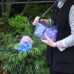 くぼみが個性的な◎シルク生地の花柄ポーチ 2枚目の画像