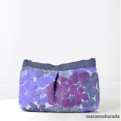 くぼみが個性的な◎シルク生地の花柄ポーチ 1枚目の画像