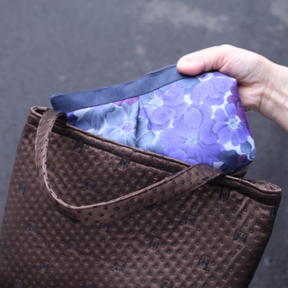 くぼみが個性的な◎シルク生地の花柄ポーチ 4枚目の画像