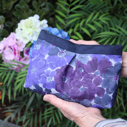 くぼみが個性的な◎シルク生地の花柄ポーチ 3枚目の画像