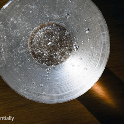 無色透明ガラスのインテリアトレイ -「 灯りのたね 」● 直径約7cm ● 光沢 4枚目の画像