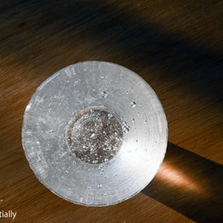 無色透明ガラスのインテリアトレイ -「 灯りのたね 」● 直径約7cm ● 光沢 3枚目の画像