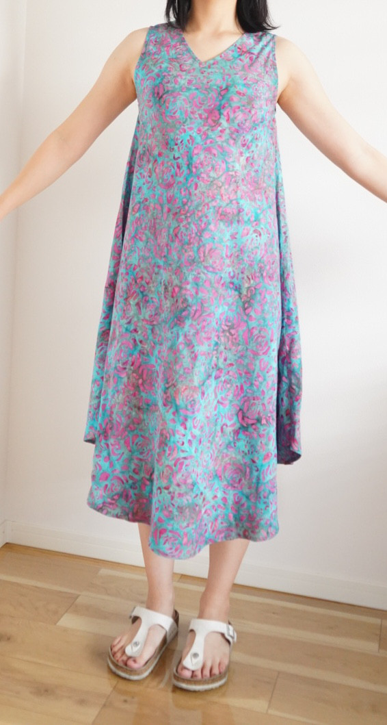 【期間限定セール（7月末まで）送料込】 2wayろうけつ染めサラサラワンピース　タックなし✴︎水色バラ柄