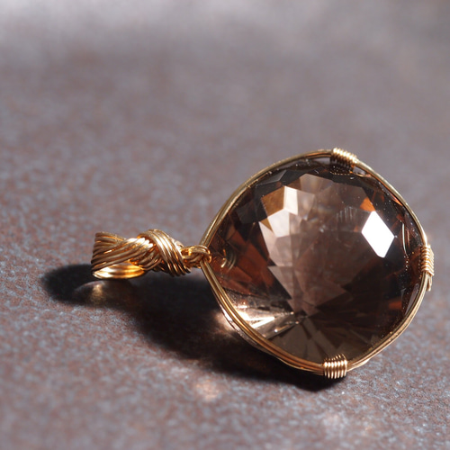 ファセットカットスモーキークォーツの女神巻きペンダントトップ