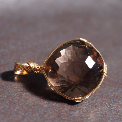 ファセットカットスモーキークォーツの女神巻きペンダントトップ