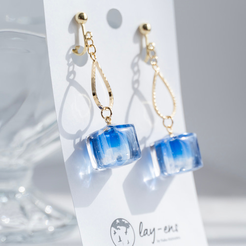 空の箱のピアス（A）＜ レジン 透明 キューブ 青空 写真モチーフ