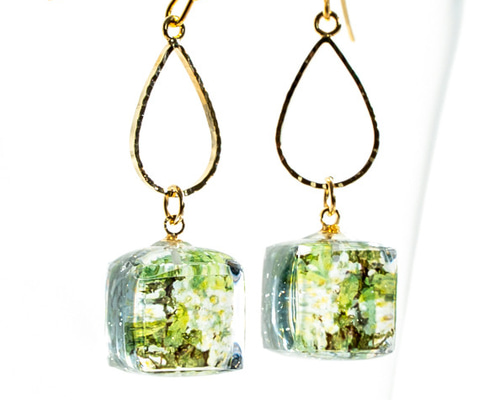 みどりと小花の箱のピアス ＜ レジン 透明 キューブ グリーン 植物