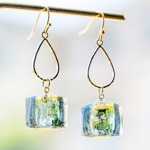 みどりと小花の箱のピアス ＜ レジン 透明 キューブ グリーン 植物