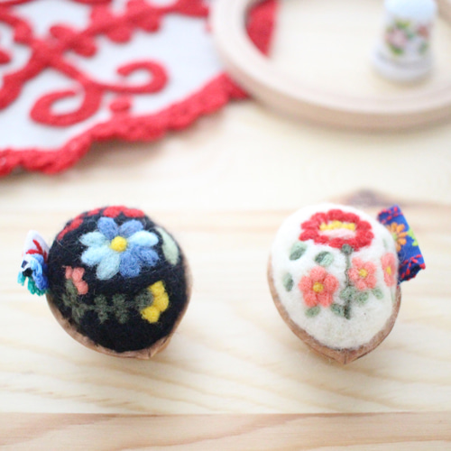 くるみ　羊毛フェルト　ハンドメイド 羊毛フェルト・くるみピンクッション（カロチャ刺繍柄） その他