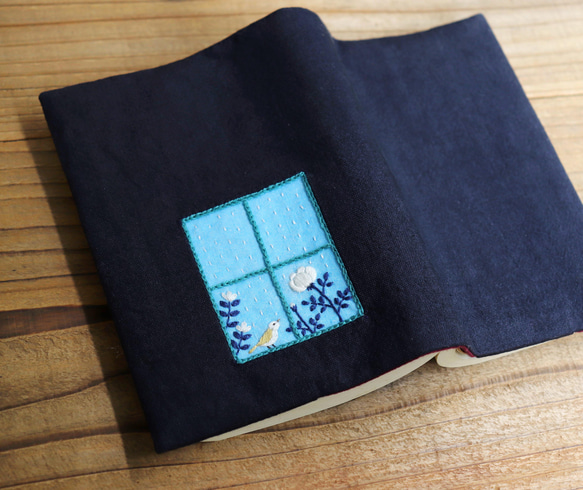 【受注製作】手刺繍のブックカバー『雨宿り』 1枚目の画像