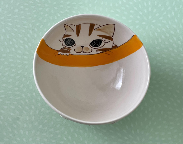 猫絵のご飯茶碗(何見てるの？茶トラ猫⭐️オレンジ) 2枚目の画像