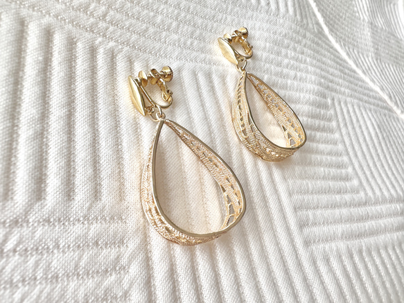 大ぶり ゴールドフープイヤリング  【Gold carving hoops 】 結婚式  発表会 3枚目の画像