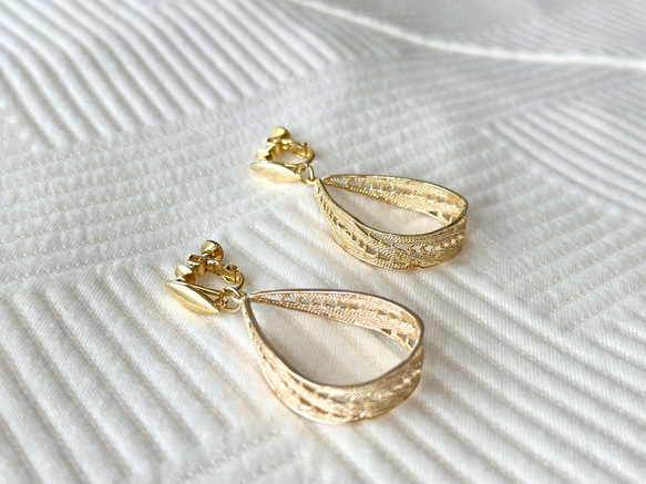 大ぶり ゴールドフープイヤリング  【Gold carving hoops 】 結婚式  発表会 6枚目の画像