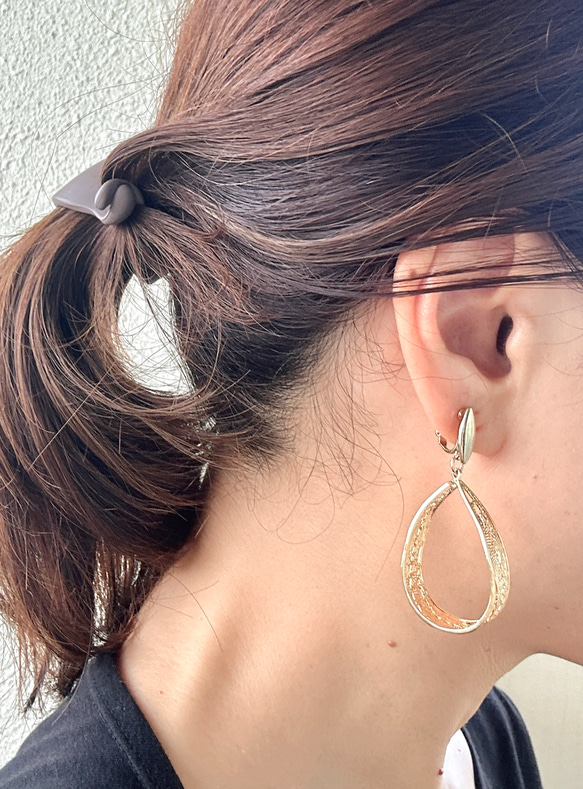 大ぶり ゴールドフープイヤリング  【Gold carving hoops 】 結婚式  発表会 5枚目の画像