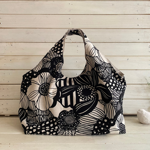リバーシブルで使えるバッグ 北欧モダンフラワー柄 大きなモノトーン