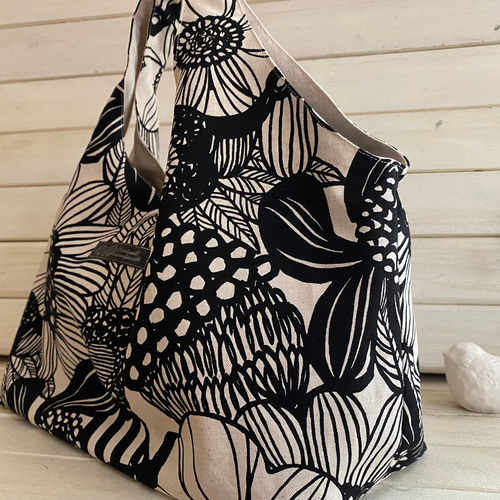 リバーシブルで使えるバッグ 北欧モダンフラワー柄 大きなモノトーン