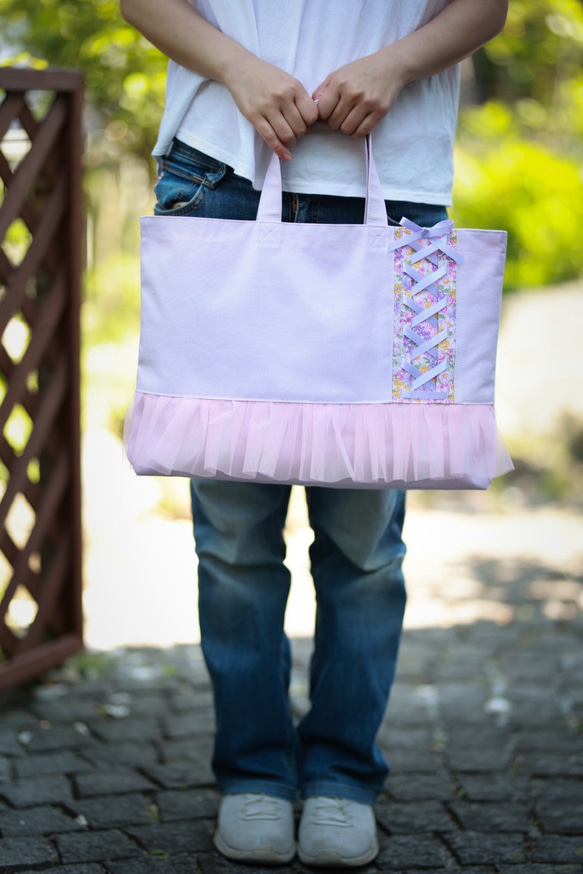 *女の子*編み上げリボンとチュールのレッスンバッグ 　絵本袋　習い事バッグ　～ラベンダー、ピンク～ 2枚目の画像