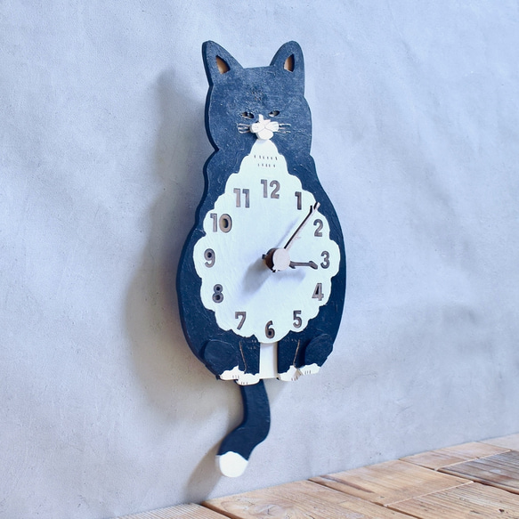 ハチワレ猫 ショート レギュラーサイズ 時計 木製 振り子時計 掛け時計 2枚目の画像