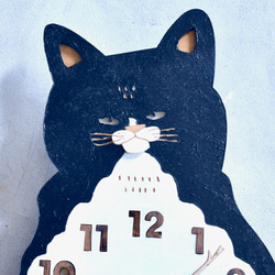 ハチワレ猫 ショート レギュラーサイズ 時計 木製 振り子時計 掛け時計 3枚目の画像