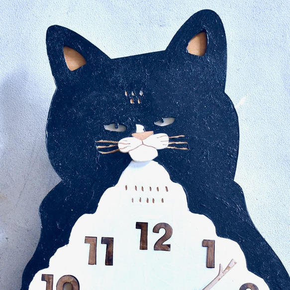 ハチワレ猫 ショート レギュラーサイズ 時計 木製 振り子時計 掛け時計 3枚目の画像