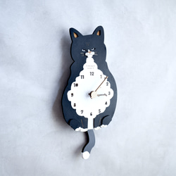 ハチワレ猫＊ショートの時計 木製 振り子時計 掛け時計 2枚目の画像