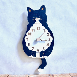 ハチワレ猫 ショート レギュラーサイズ 時計 木製 振り子時計 掛け時計 1枚目の画像