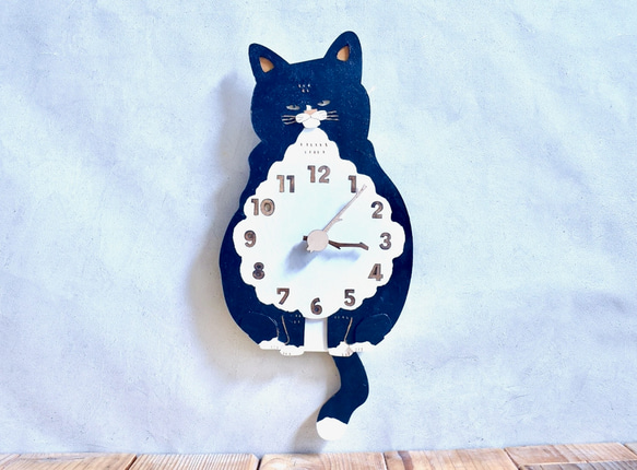 ハチワレ猫 ショート レギュラーサイズ 時計 木製 振り子時計 掛け時計 1枚目の画像