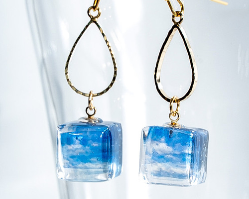 再販】空の箱のピアス（B）＜ レジン 透明 キューブ 青空 写真モチーフ