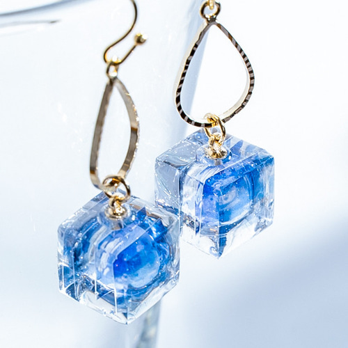 再販】空の箱のピアス（B）＜ レジン 透明 キューブ 青空 写真モチーフ