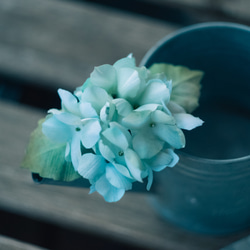 雨色 紫陽花 の 布花 ブローチ 2枚目の画像