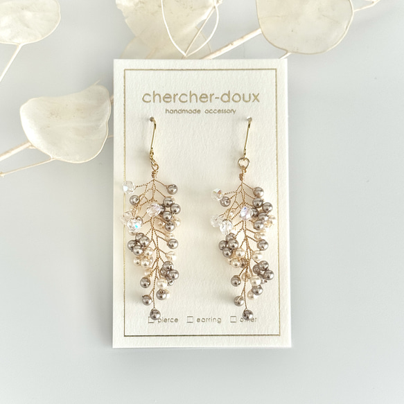 パールの小花が揺れる小枝アクセサリー・ピンクベージュ|ピアス