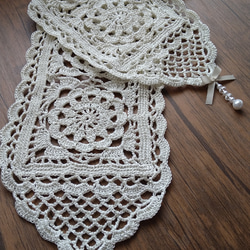 レース編み15×120㎝・大きなモチーフ編みテーブルランナー(垂れ下がる