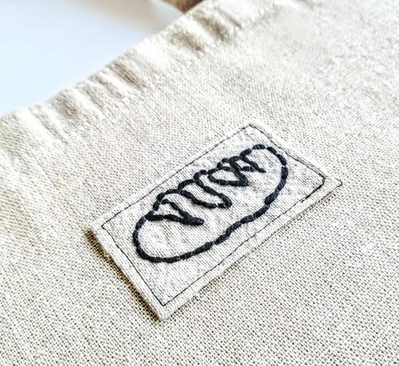 【シンプルな手縫いの刺繍】黒いパンのワッペン　トートバッグ　ショルダーバッグ　2way　ベージュ　マチなし　Ⅿサイズ　 7枚目の画像