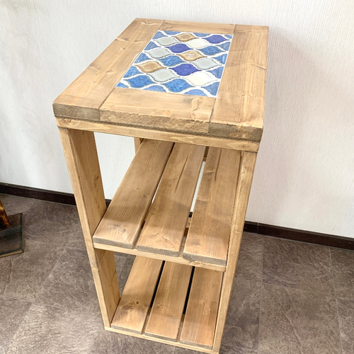 レトロなかわいさが魅力のコラベルタイルシェルフ 棚 店舗什器