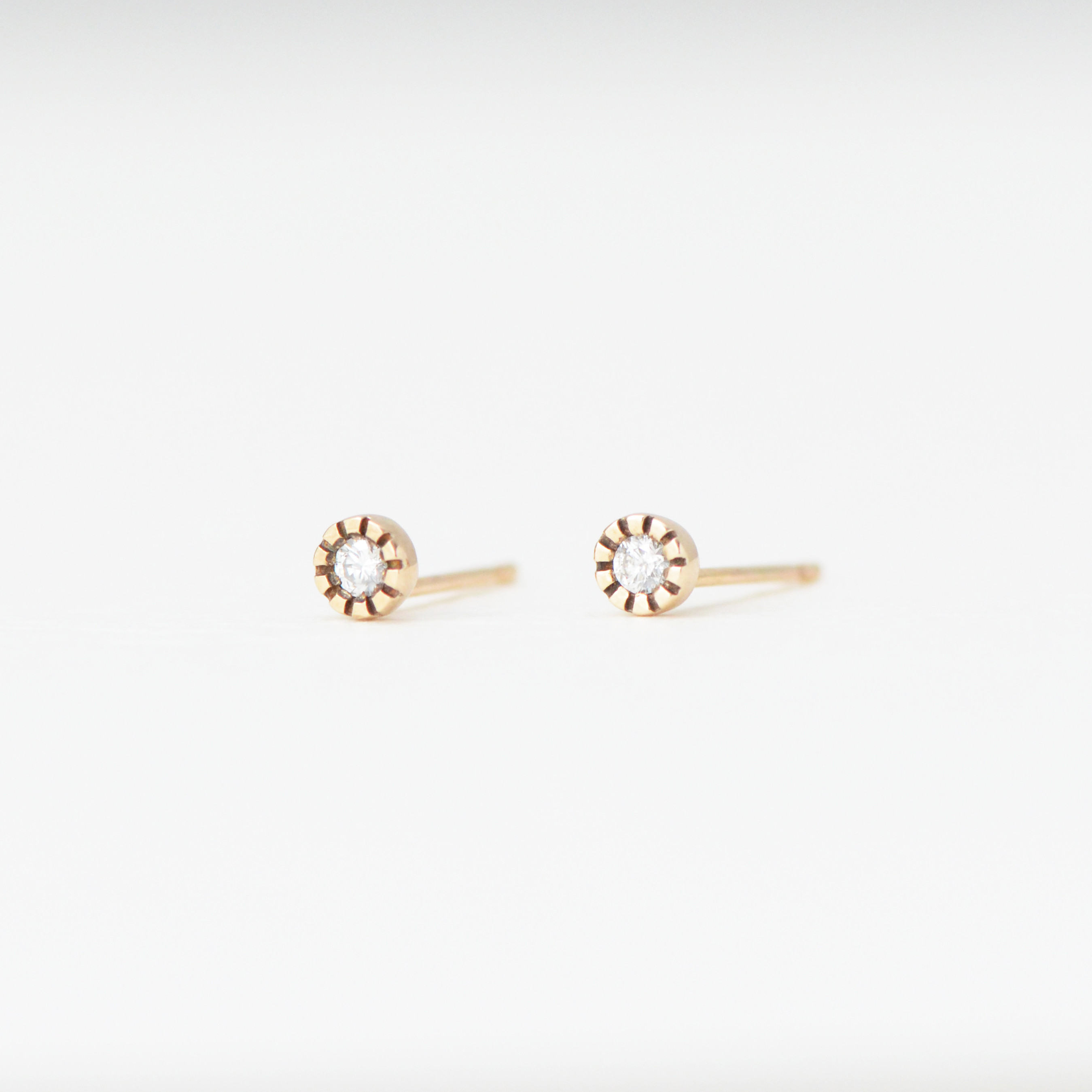 ダイヤモンドピアス｜K10YG｜２ミリ｜dia-009B-P